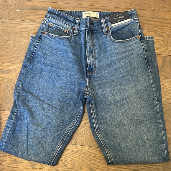 NEW Abercrombie & Fitch Curve Love Skinny Jeans - Picture 2 of 7
